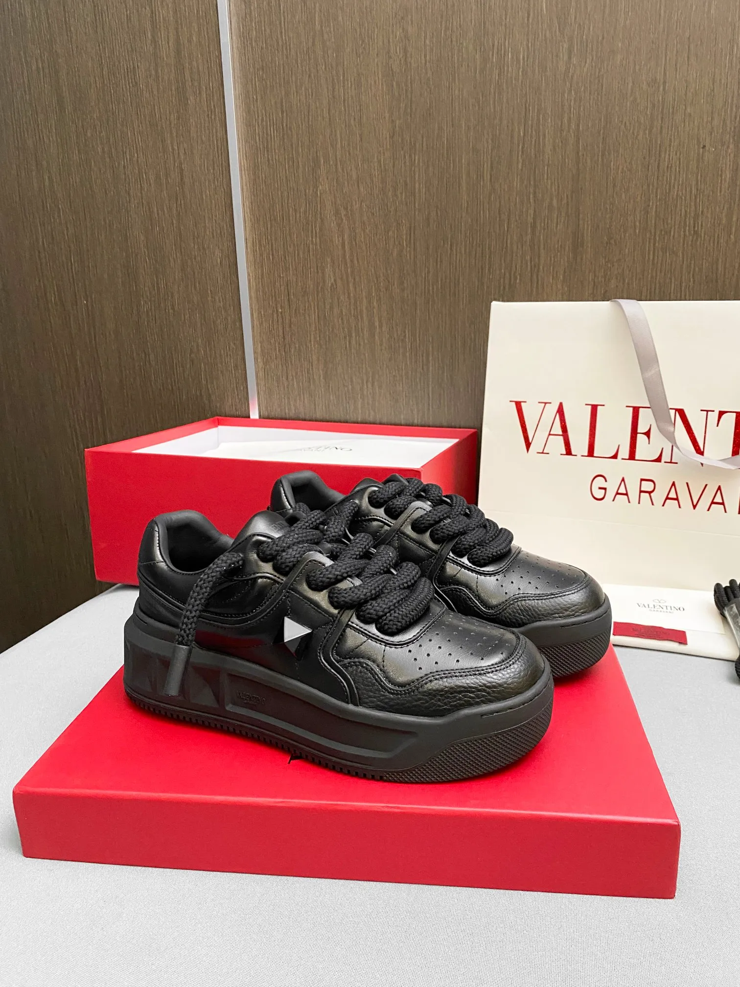 👟👟Ex-factory price p640👟👟 🔺Valentino🔺Valentino new casual shoes 2023 latest model hot style for catwalk couples, thick shoelaces, same style as Elsa Hosk, Zhang Yixing, Guan Xiaotong and many other stars 🔥 Top version + lasting process, full oil edge on the upper. Fabric: Customized cowhide + cowhide lining with breathable mesh. Outsole: original molded TPU thickened outsole. Size for women is 35-40. Men’s size is 39-45.
